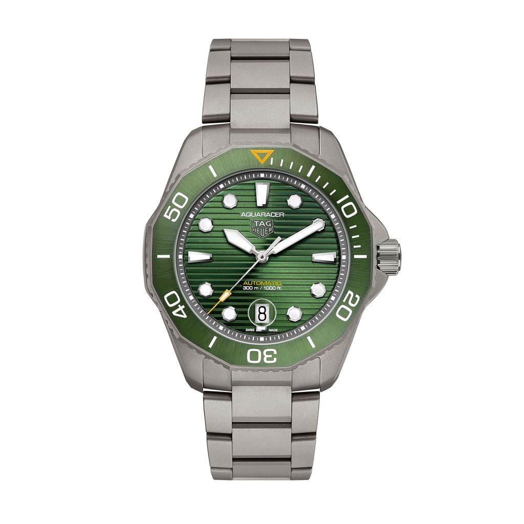 TAG HEUER AQUARACER PROFESSIONAL 300 titanio grado 2 acabado arenado 43 mm esfera verde satinada “rayos de sol” full front